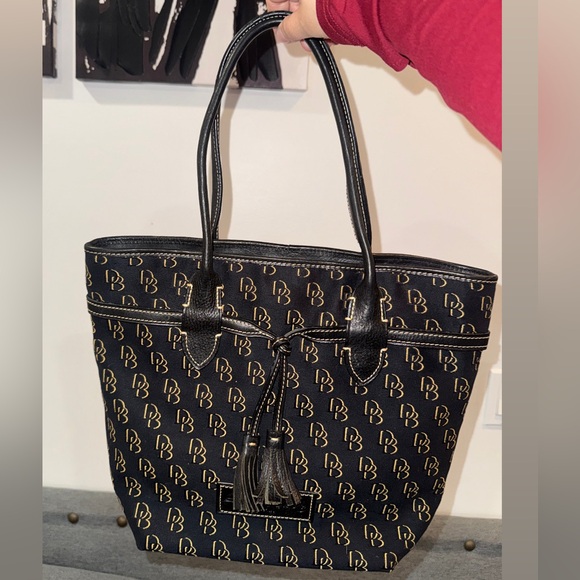 Dooney & Bourke Handbags - Dooney & Bourke black tote